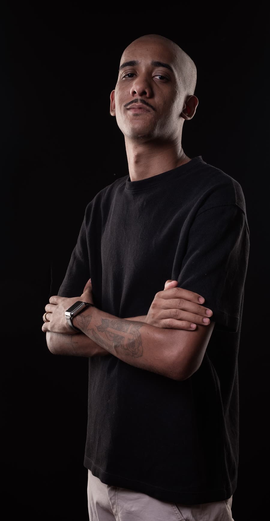 Gabriel Otoni de braços cruzados